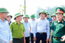 Chủ tịch UBND tỉnh Võ Trọng Hải trực tiếp chỉ đạo chữa cháy rừng tại xã Thiên Nhẫn