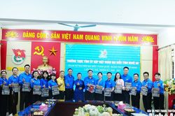Thường trực Tỉnh ủy gặp mặt đo&agrave;n đại biểu tham dự Đại hội to&agrave;n quốc Đo&agrave;n TNCS Hồ Ch&iacute; Minh lần thứ XIII