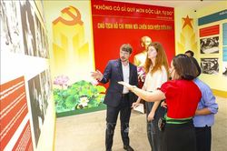 Bài 1: Kể lại lịch sử bằng ngôn ngữ của thời đại