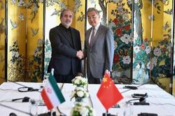 B&ecirc;n trong cuộc gặp giữa Ngoại trưởng Trung Quốc v&agrave; quan chức an ninh cấp cao Iran sau h&ograve;a đ&agrave;m ở Thụy Sĩ