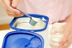 Bé trai 3 tháng tuổi nhập viện cấp cứu vì cha mẹ pha sữa bằng loại nước này