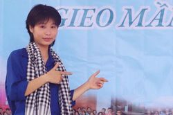 Từ cô bé bế em gửi quán nước ven đường gây xúc động đến giảng đường đại học