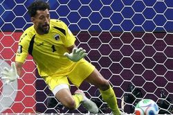 Từ vô danh đến 15 triệu follow: 'Cú nổ' của thủ môn 'người gác đền' World Cup