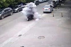 Pháo bất ngờ phát nổ giữa đường, người đàn ông hoảng loạn bỏ xe tháo chạy