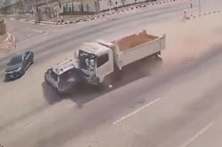 Ngủ gật, tài xế xe tải gây tai nạn kinh hoàng, kéo lê ô tô chở học sinh 50m