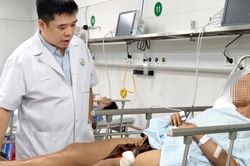 Xà beng dài 1,5 mét xuyên qua đùi người đàn ông