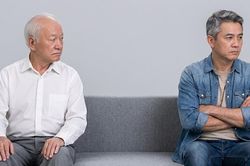 Guồng quay hiện đại và khoảng lặng tuổi xế chiều