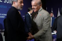 Trong lúc Mỹ - Iran đang đàm phán, Tổng thống Trump dọa tái khởi động chiến tranh