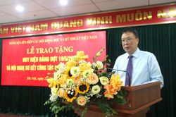 Đảng ủy VUSTA sơ kết 6 th&aacute;ng đầu năm v&agrave; trao huy hiệu Đảng cho 14 đảng vi&ecirc;n