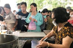 Chăm lo bữa ăn cho bệnh nhân nghèo