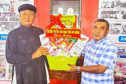 Lãnh đạo Sở Dân tộc và Tôn giáo thăm, chúc mừng chức sắc Phật giáo Hòa Hảo