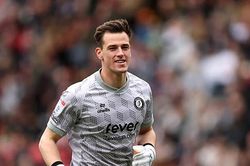 MU rao bán thủ môn Radek Vitek với giá 10 triệu bảng sau mùa giải bùng nổ tại Championship