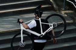 Canyon Roadlite:ON CF: Xe đạp điện carbon siêu nhẹ 13,95kg với động cơ Bosch ẩn mình