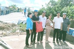 L&atilde;nh đạo phường Mỹ Ng&atilde;i thăm hỏi, động vi&ecirc;n người d&acirc;n c&oacute; nh&agrave; bị ảnh hưởng do mưa d&ocirc;ng