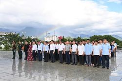 D&acirc;ng hoa Tượng đ&agrave;i 'B&aacute;c Hồ với đồng b&agrave;o c&aacute;c d&acirc;n tộc tỉnh Lai Ch&acirc;u'