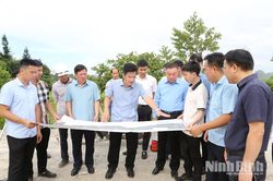 Đồng chí Phó Chủ tịch UBND tỉnh Trần Anh Dũng kiểm tiến độ thực hiện Dự án nâng cấp, cải tạo, kè chống sạt lở và xây dựng cảnh quan hai bờ sông Vân