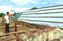 Xã Bình Phú kiểm tra, chỉ đạo khắc phục thiệt hại do dông lốc