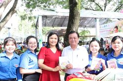Nguyên Phó chủ tịch Quốc hội Lê Minh Hoan ra mắt sách 'Mỗi nghề một bông hoa'