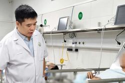 Cứu nam công nhân bị xà beng đâm xuyên đùi