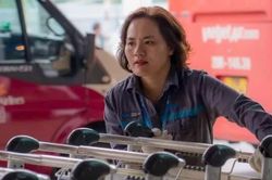 Nhân viên cảng Nội Bài trao trả hơn 466 triệu đồng cho khách để quên