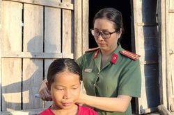 'Người mẹ' của nhiều đứa trẻ mồ c&ocirc;i ở v&ugrave;ng đồng b&agrave;o d&acirc;n tộc thiểu số