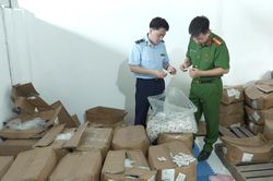Thủ đoạn l&agrave;m h&agrave;ng giả tinh vi đằng sau những g&oacute;i bột s&uacute;p gi&aacute; rẻ