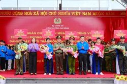 Ra qu&acirc;n 'Chiến dịch m&ugrave;a h&egrave; số c&ugrave;ng VNeID', ph&aacute;t huy vai tr&ograve; tuổi trẻ đồng h&agrave;nh c&ugrave;ng C&ocirc;ng an x&atilde; thực hiện Đề &aacute;n 06