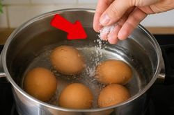 Vì sao bạn nên thả một chút muối vào nồi luộc trứng?