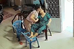 Khoảnh khắc rùng mình trong clip lan truyền: Người phụ nữ ngã gục chỉ trong vài giây, cảnh báo đột quỵ bất ngờ