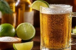 Tại sao nhiều người thích thêm vài lát chanh tươi vào cốc bia?