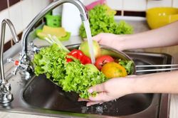 Rửa rau dưới vòi nước vẫn chưa sạch? 5 cách đơn giản giúp loại bỏ bớt thuốc trừ sâu