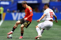 Thủ môn giữ kỷ lục Guinness cứu thua khó tin, Iran hòa Bỉ 0-0