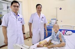 Đưa con đi khám vì khớp gối đau, gia đình sốc khi bé 6 tuổi mắc ung thư xương