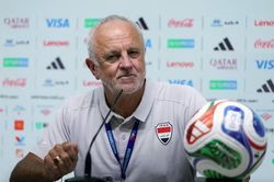 HLV Iraq: Xin dùng 3 thủ môn đối phó Mbappe mà không được