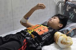 Nỗi đau thấu tủy của người mẹ nhìn con 11 tuổi mất dần từng phần cơ thể