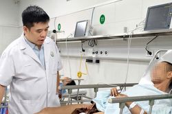 Xà beng dài 1,5 mét đâm xuyên đùi người đàn ông khi đang làm việc