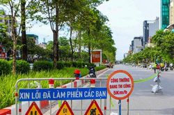 H&agrave; Nội: R&agrave;o chắn đường Văn Cao phục vụ thi c&ocirc;ng tuyến metro số 5