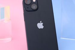 iPhone 13 giá 12 triệu đồng xịn đẹp chẳng kém iPhone 17 được săn đón mong chờ