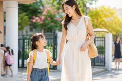 Trẻ lớn lên bên người mẹ mặc đẹp và người mẹ xuề xòa: Sau 10 năm, khoảng cách hiện rõ