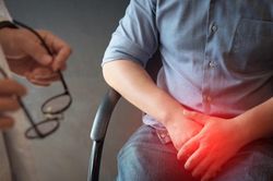 Khám vì bí tiểu, người đàn ông 63 tuổi bất ngờ phát hiện ung thư tuyến tiền liệt, khối u phình to gấp 5 lần