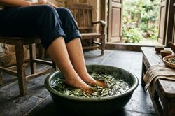 5 lợi ích của việc ngâm chân nước ngải cứu