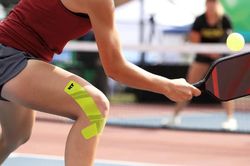 Nguy cơ đột tử khi chơi pickleball: B&aacute;c sĩ cảnh b&aacute;o dấu hiệu cơ thể cầu cứu cần ngừng ngay trận đấu m&agrave; nhiều người hay phớt lờ