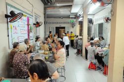 Hơn 250 kỳ 'Thêm 1 bữa no - Thêm 1 nụ cười': Hành trình sẻ chia của Quỹ Vầng Trăng Khuyết với người già neo đơn, trẻ mồ côi