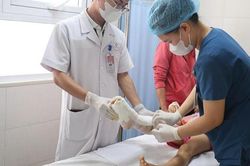 Cột tường đổ, kính vỡ... và những ca tai nạn rùng mình của trẻ nhỏ trong mùa hè