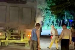 Nhanh chóng ngăn chặn vụ cháy xe đầu kéo trên tuyến đường liên xã