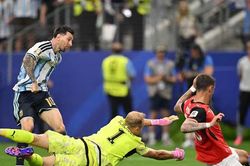 Messi ph&aacute; kỷ lục, Argentina nối tiếp chuỗi bất bại v&ograve;ng bảng