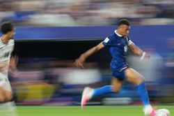 Cú đúp của Mbappe đưa Pháp vào vòng loại trực tiếp