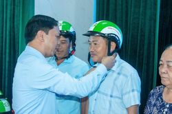 Mang mũ bảo hiểm đến với người dân nông thôn Hải Phòng
