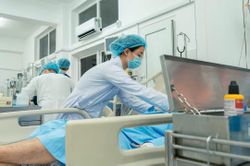 Người đàn ông bất ngờ rơi vào phản vệ nặng sau khi ăn cá ngừ