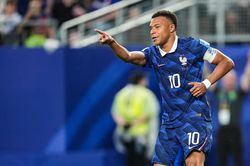 Mbappe bám sát Messi